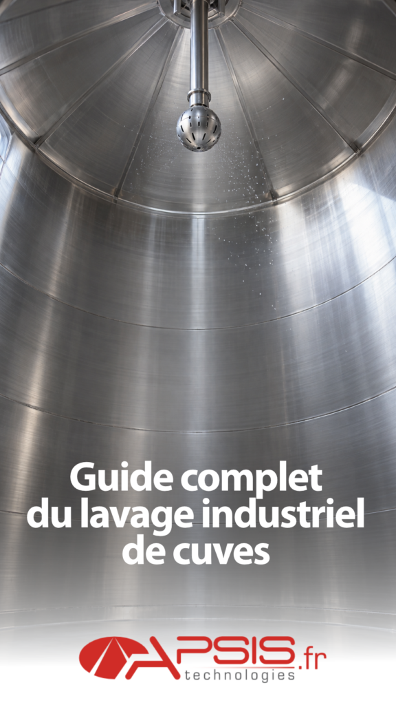 Intérieur d’une grande cuve en acier inoxydable vu vers le haut : une tête de lavage sphérique fixée au plafond pulvérise de fines gouttelettes sur les parois brossées. Titre incrusté « Guide complet du lavage industriel de cuves »