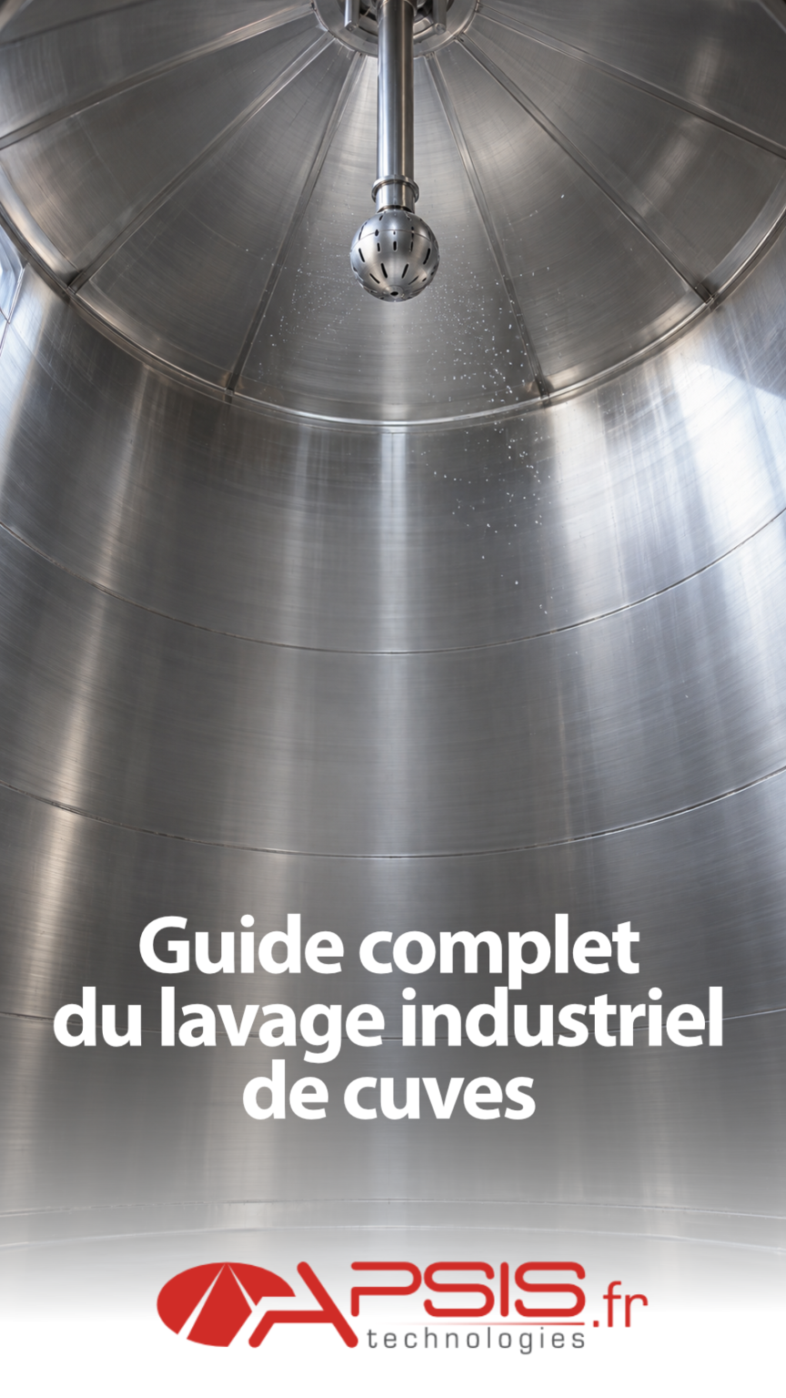 Intérieur d’une grande cuve en acier inoxydable vu vers le haut : une tête de lavage sphérique fixée au plafond pulvérise de fines gouttelettes sur les parois brossées. Titre incrusté « Guide complet du lavage industriel de cuves »